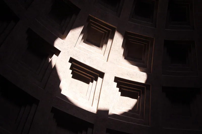 A beam of sunlight through the oculus moves across the inside of the dome.